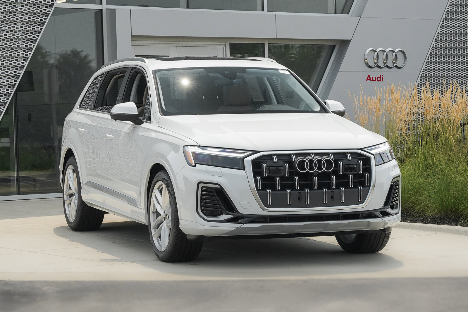 2025 Audi Q7 Premium Plus photo 2