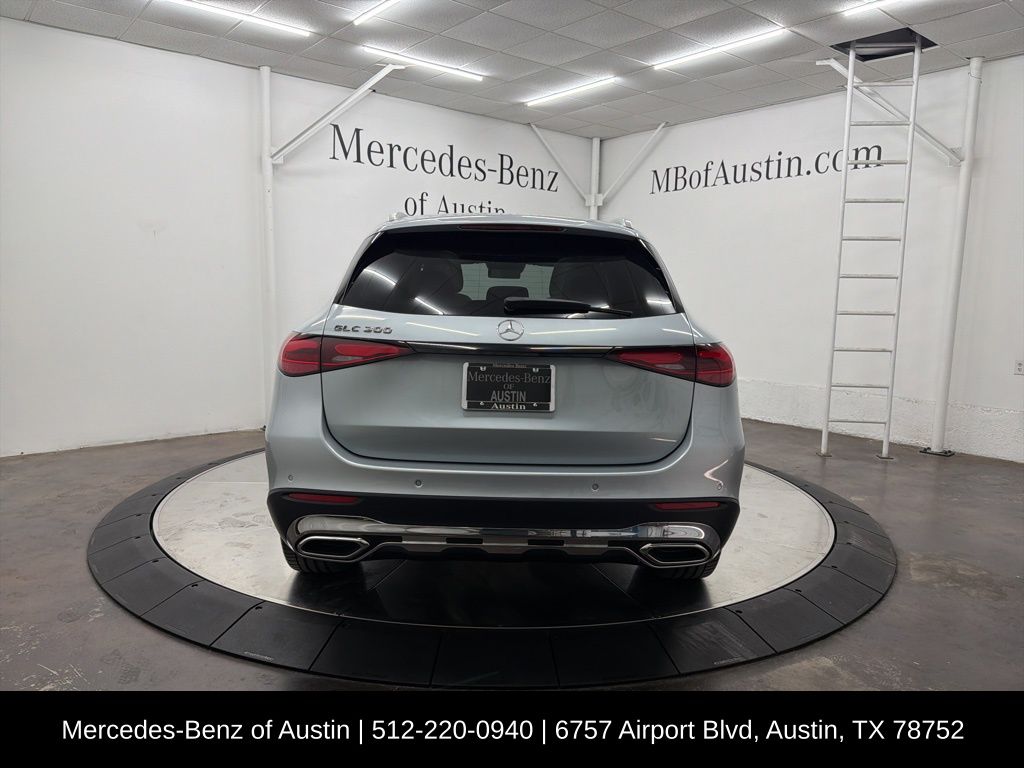 2025 Mercedes Benz GLC 300 photo 3