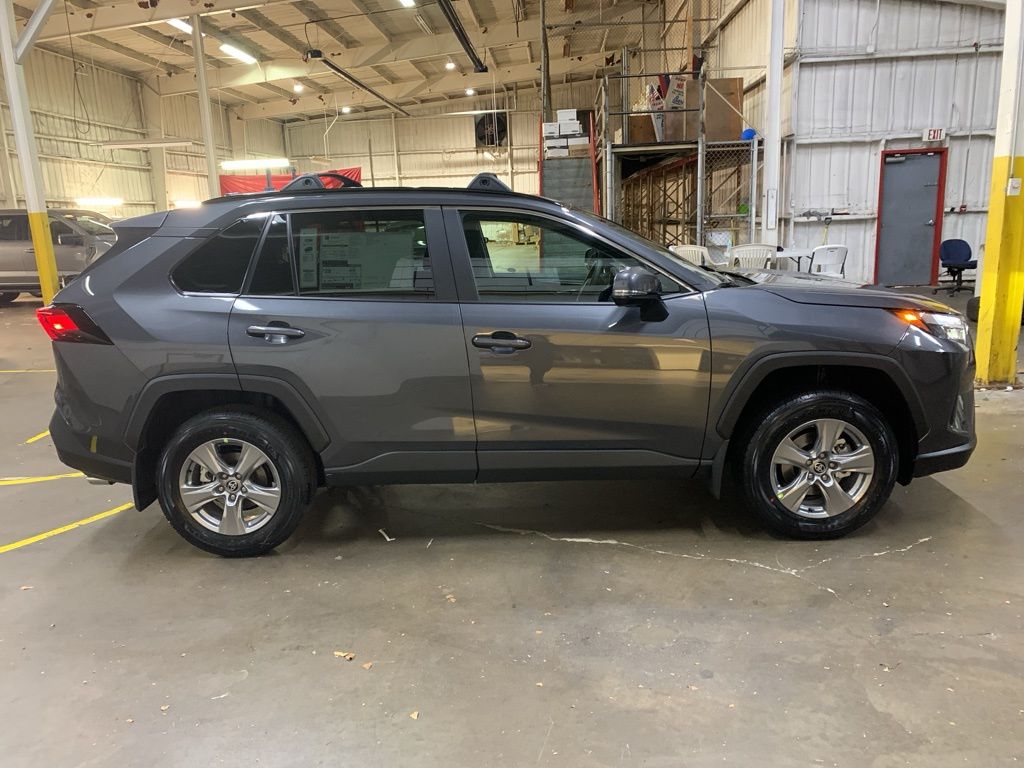 2025 Toyota RAV4 XLE photo 4
