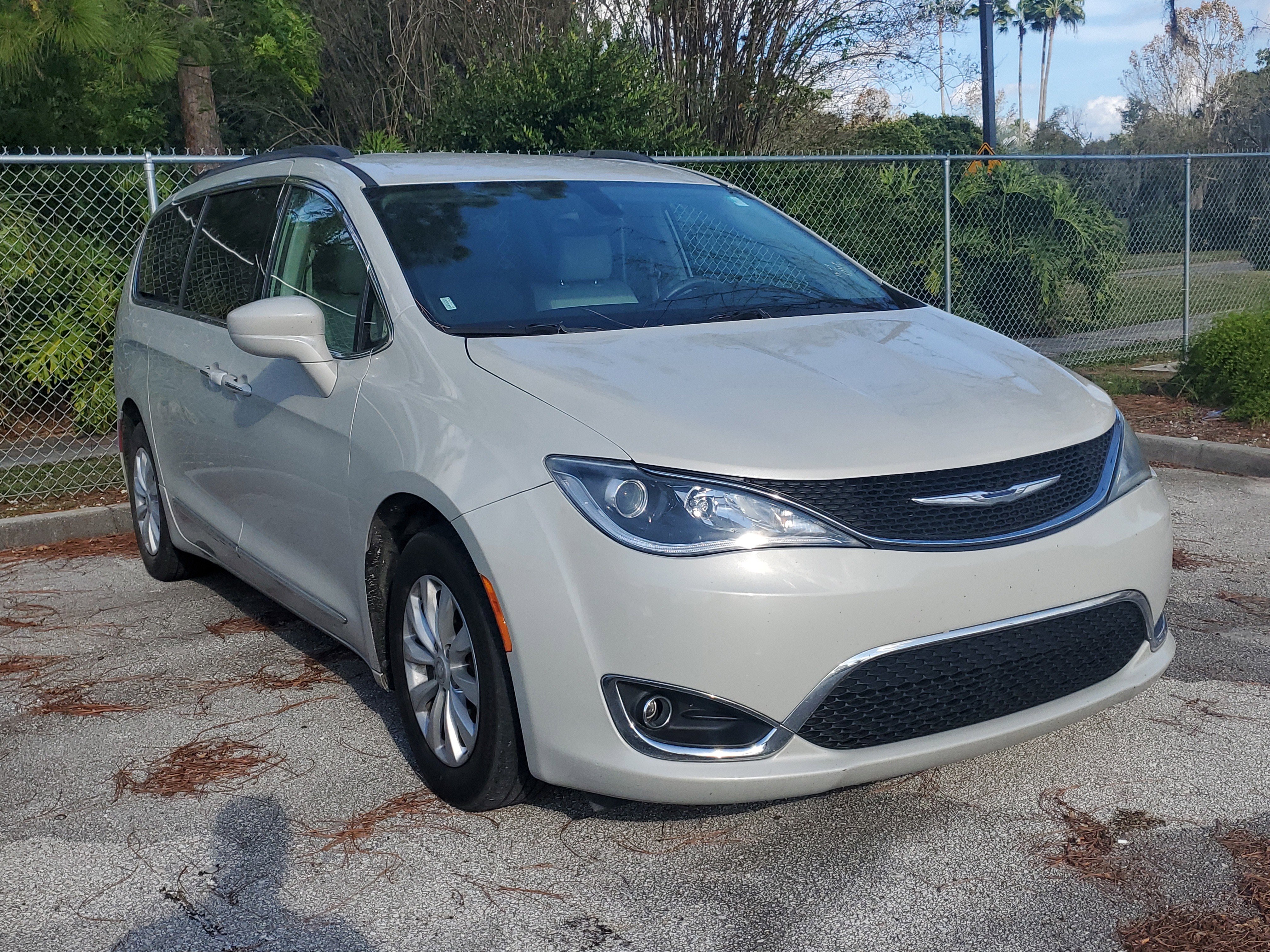 2017 Chrysler Pacifica Touring-L's photo