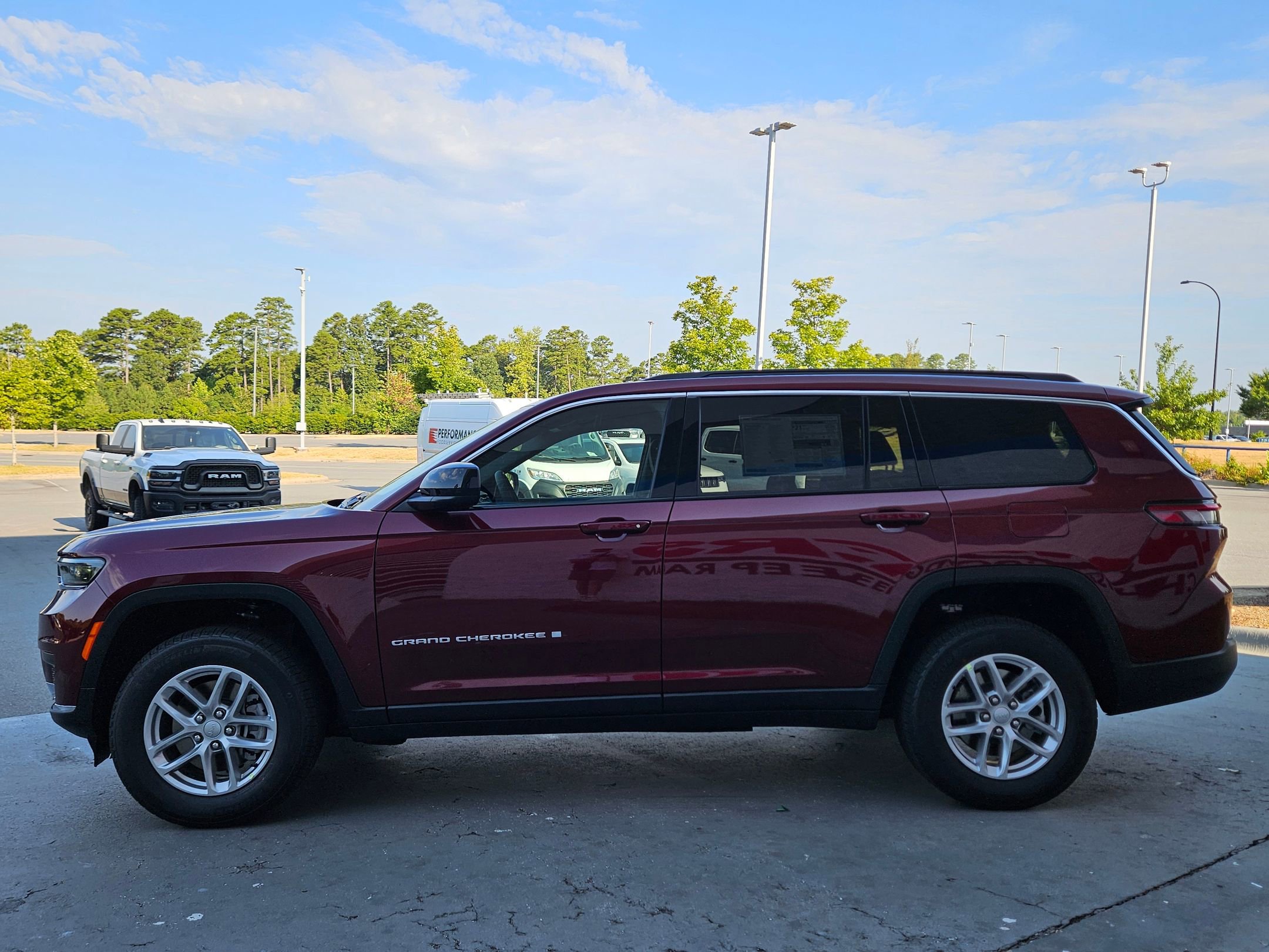 2025 Jeep Grand Cherokee Laredo Altitude photo 4