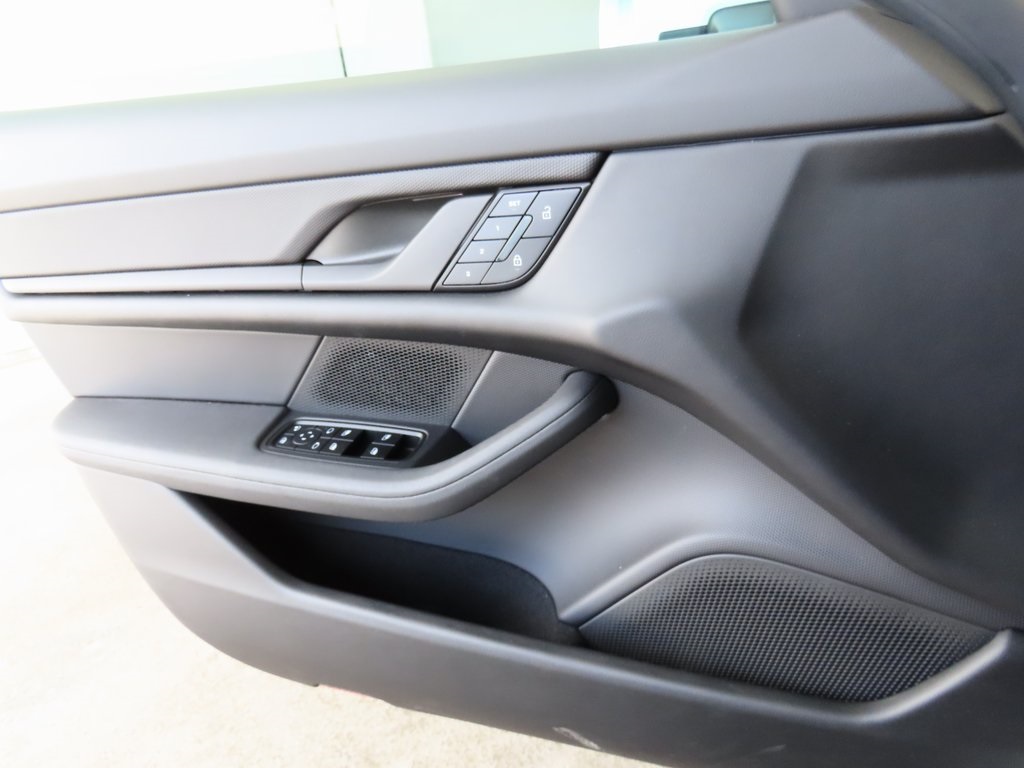 2023 Porsche Taycan photo 41