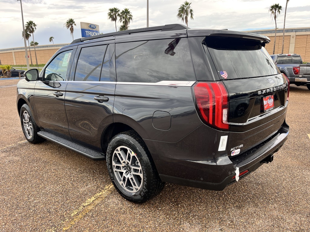2025 Ford Expedition photo 3
