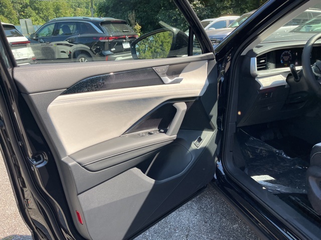 2025 Volkswagen Tiguan SE photo 2