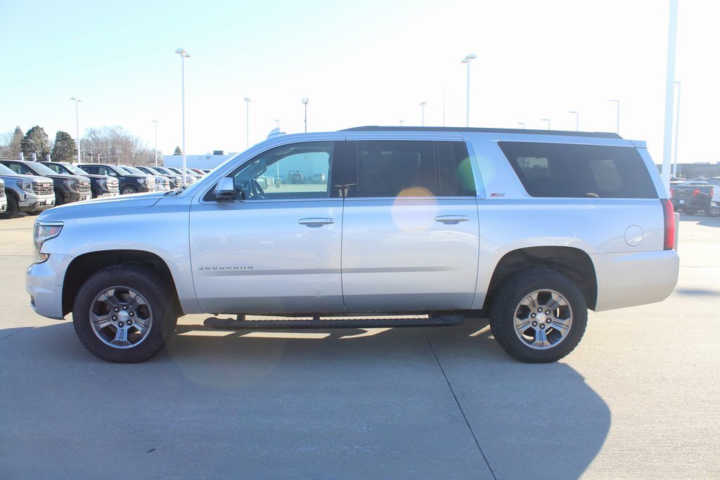 2017 Chevrolet Suburban LT photo 5