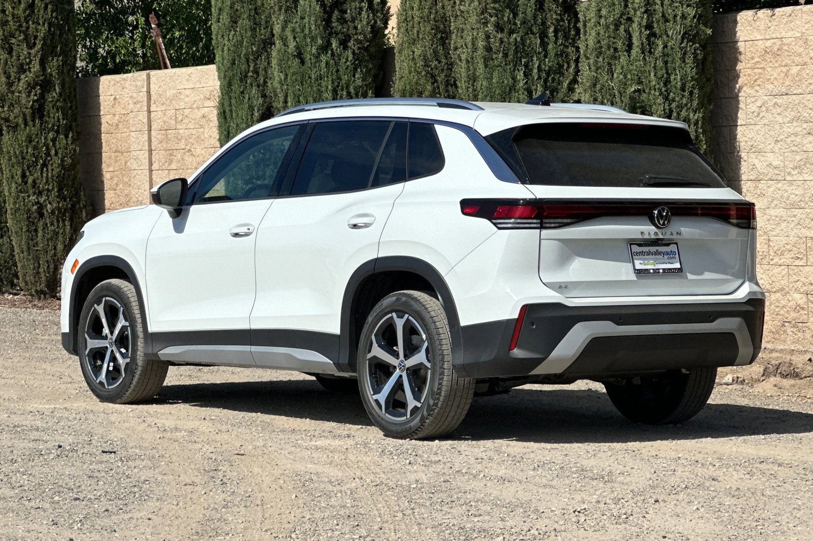 2025 Volkswagen Tiguan SE photo 4