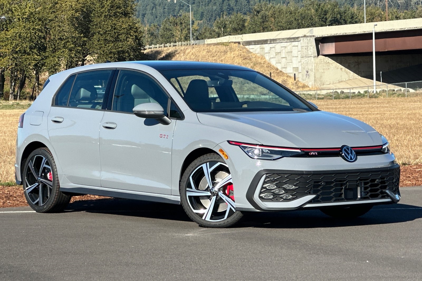 2025 Volkswagen Golf GTI SE's photo