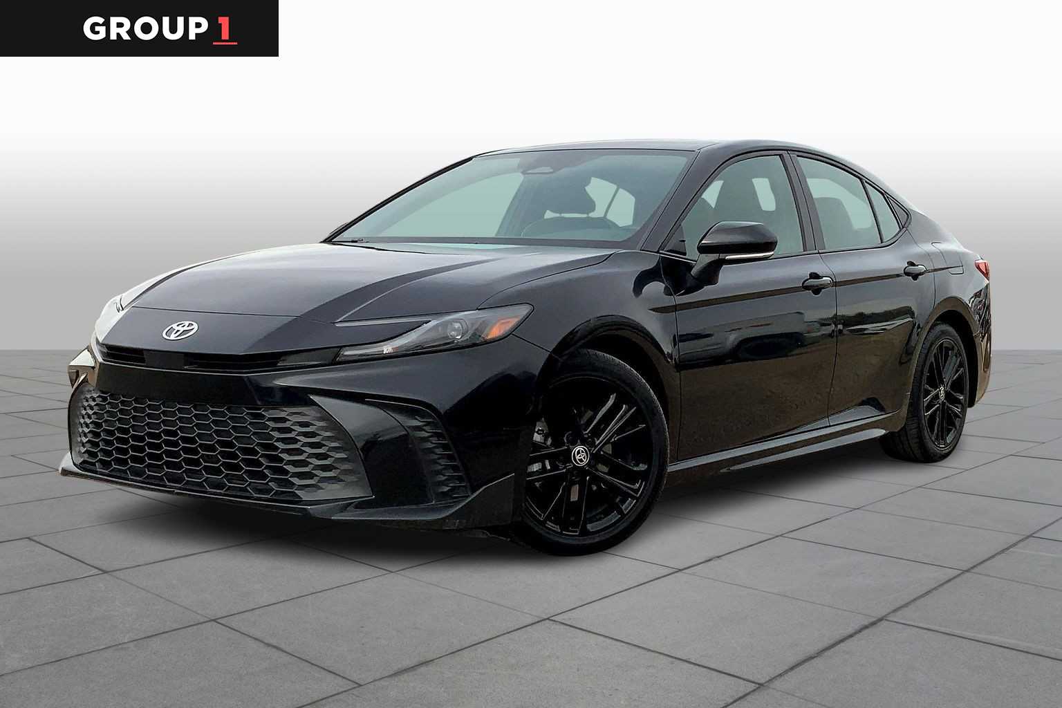 2025 Toyota Camry SE's photo