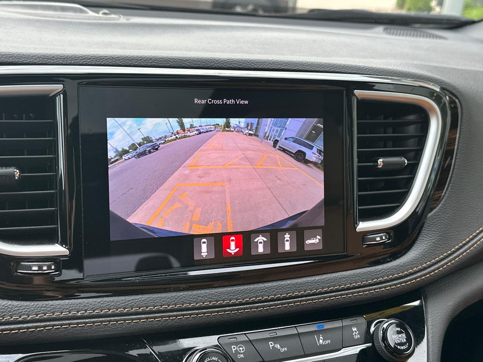 2023 Chrysler Pacifica Hybrid Pinnacle photo 22