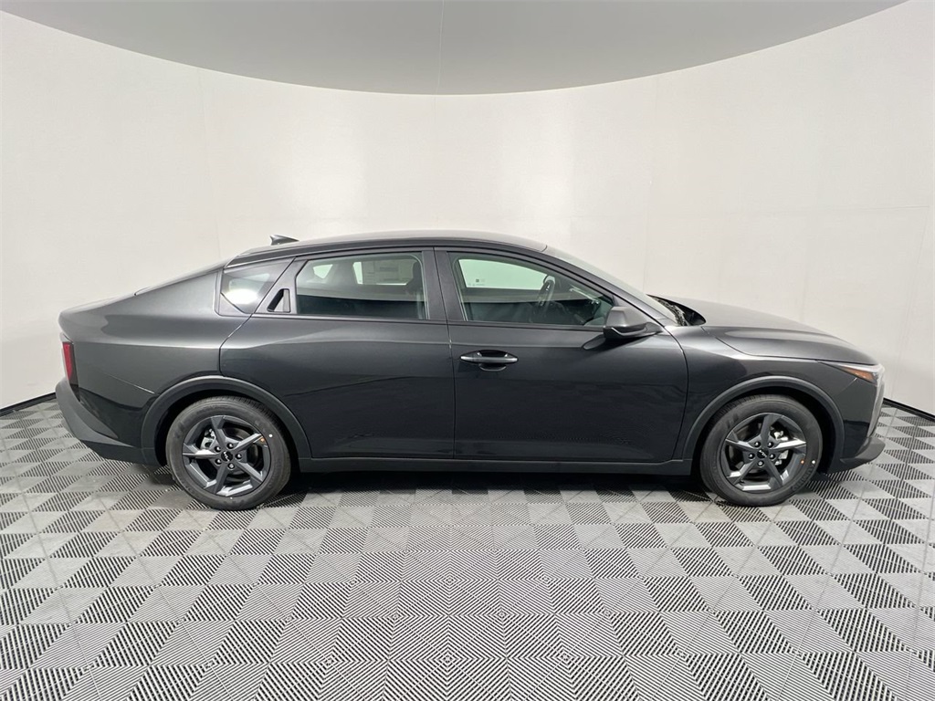 2025 Kia K4 LXS photo 2