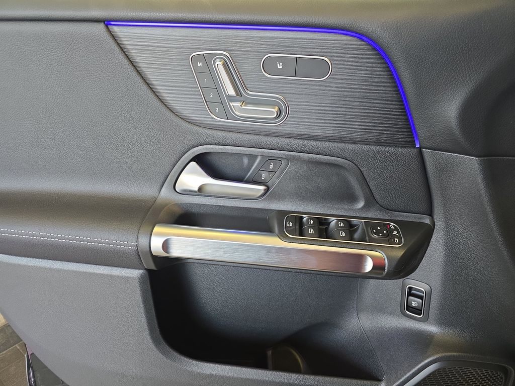 2025 Mercedes Benz GLB 250 photo 24