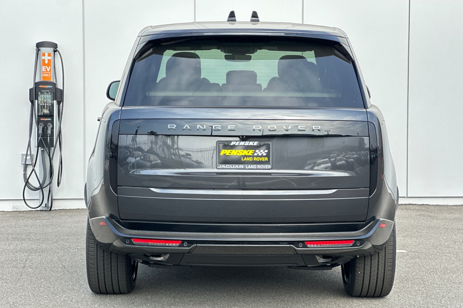 2025 Land Rover Range Rover SE photo 4