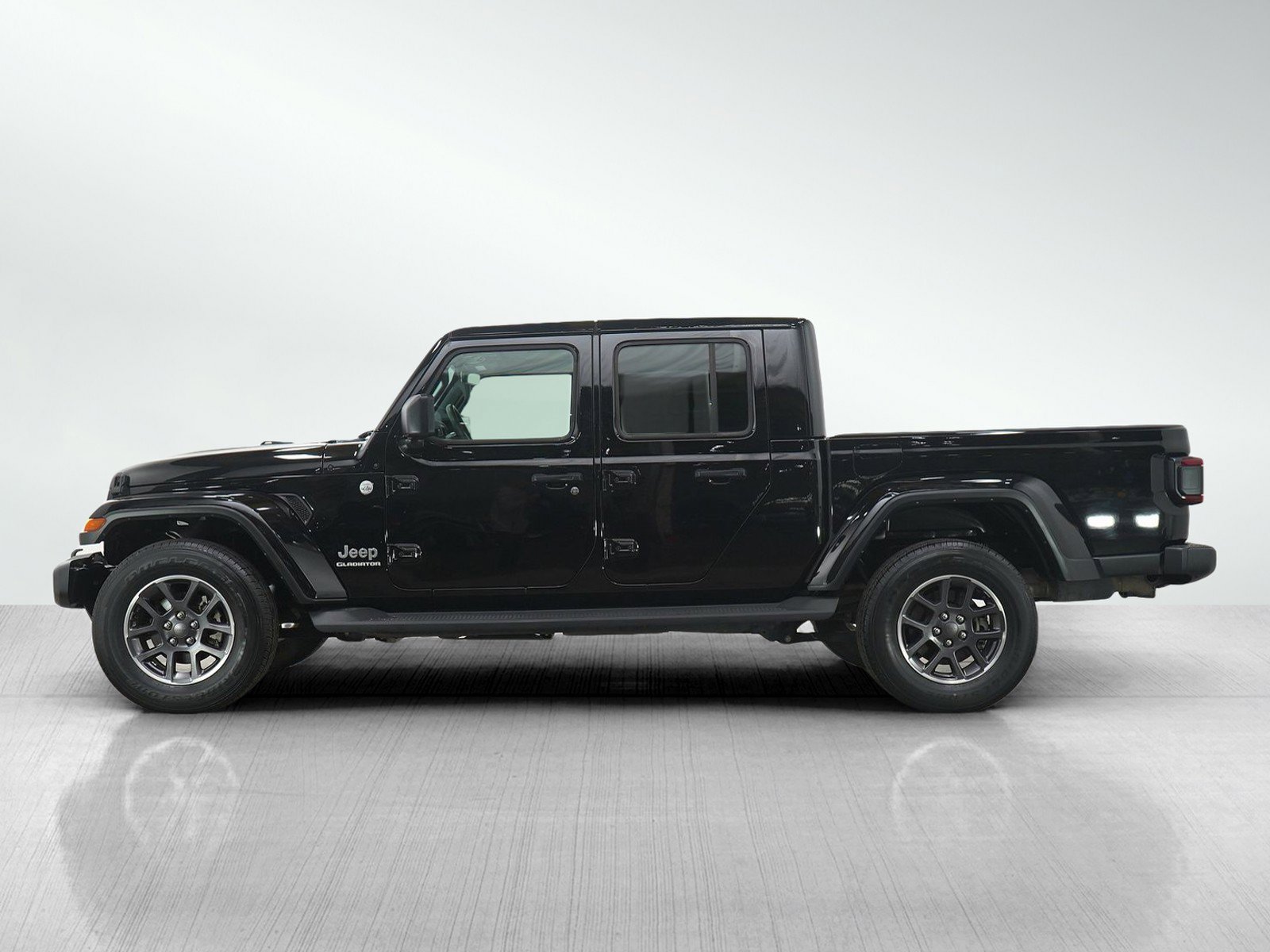 Used 2021 Jeep Gladiator Overland with VIN 1C6HJTFGXML593044 for sale in Wayzata, Minnesota
