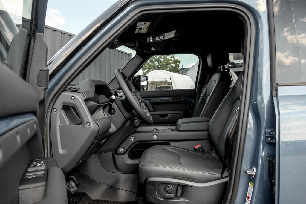 2025 Land Rover Defender 110 X-Dynamic SE photo 7