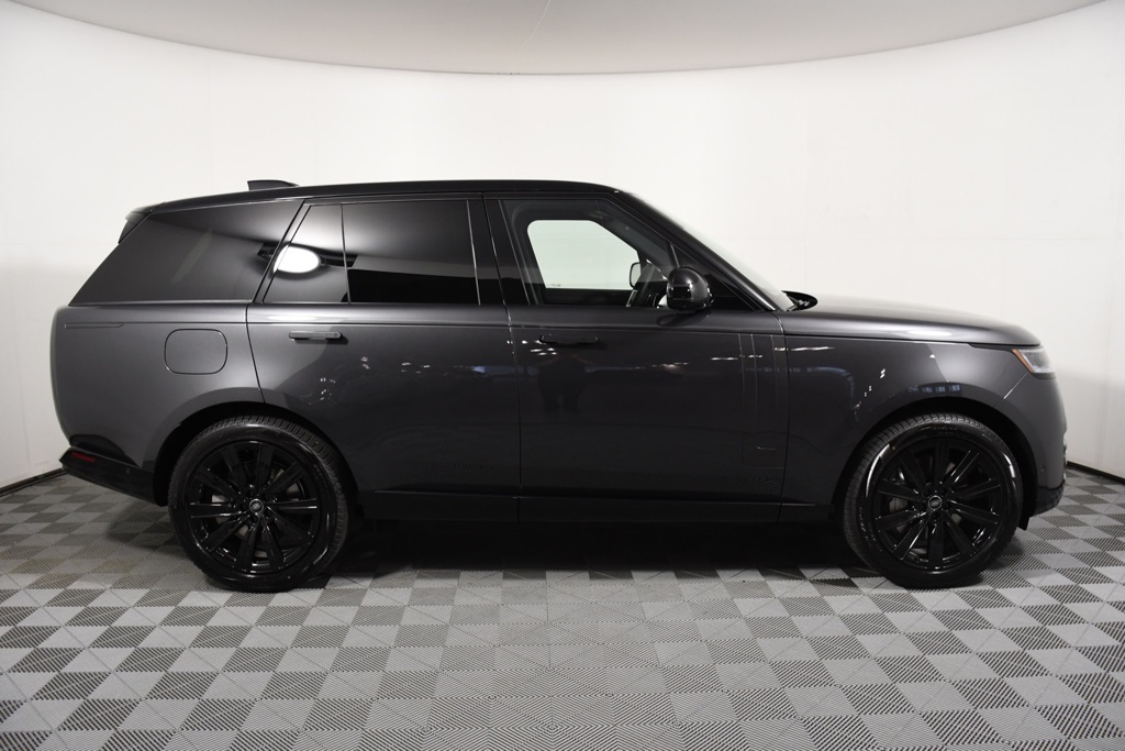 2025 Land Rover Range Rover SE photo 4