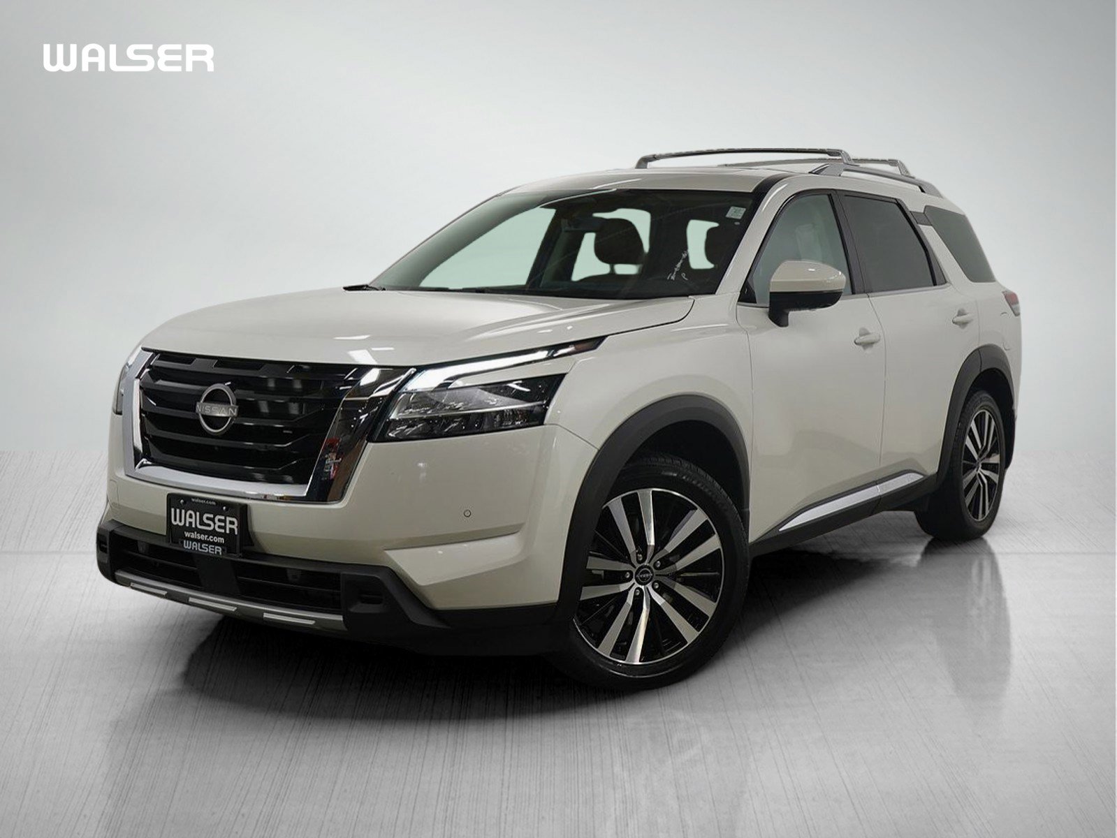 2023 Nissan Pathfinder Platinum's photo