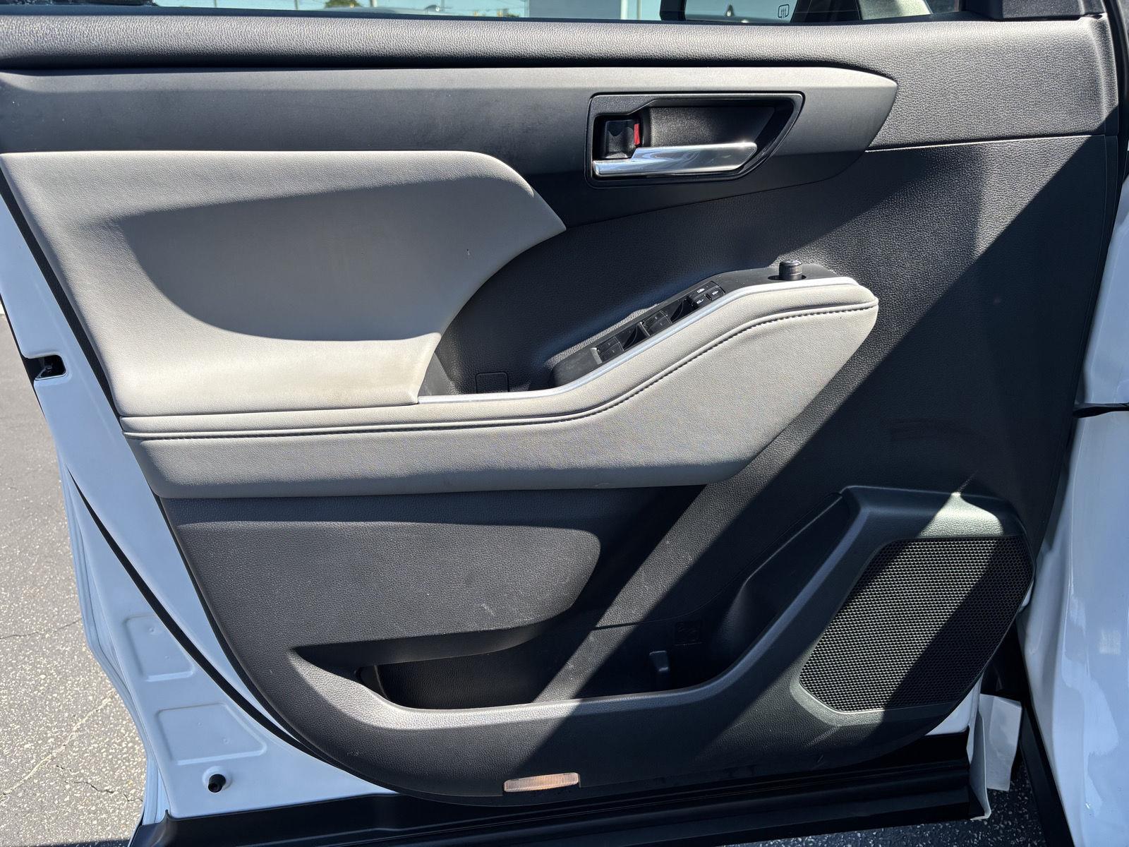 2022 Toyota Highlander Hybrid XLE photo 12