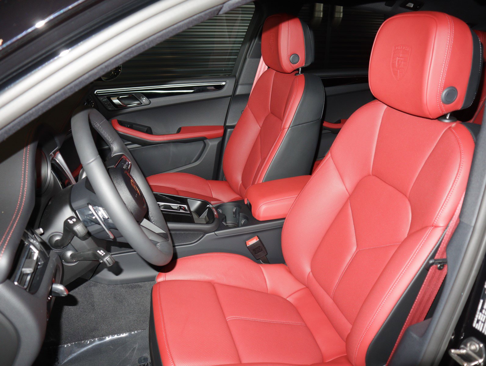 2025 Porsche Macan S photo 5