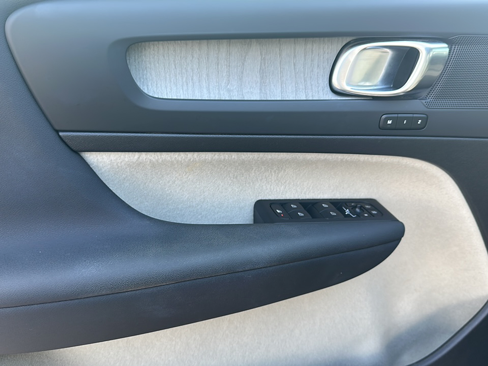 2023 Volvo XC40 Plus photo 5
