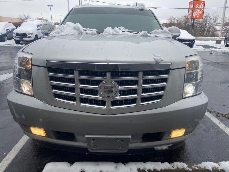 2011 Cadillac Escalade Luxury photo 2