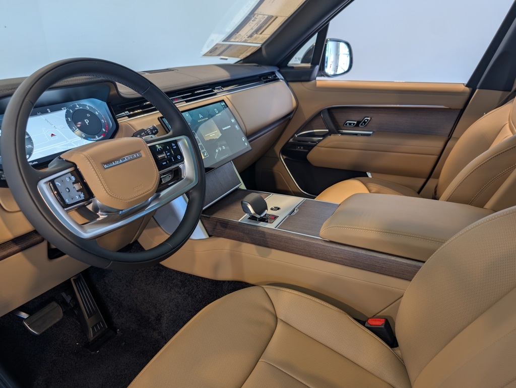 2025 Land Rover Range Rover SE photo 9
