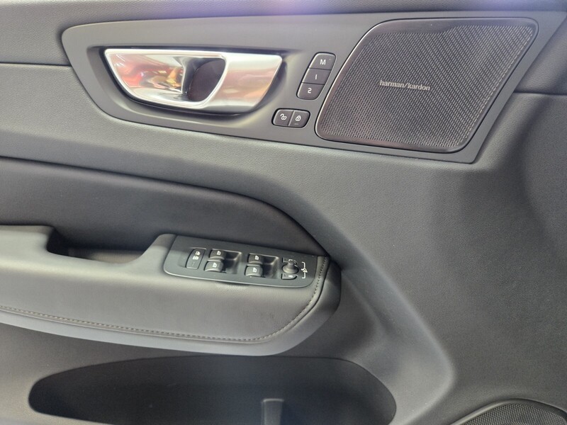 2024 Volvo XC60 B5 Plus photo 39