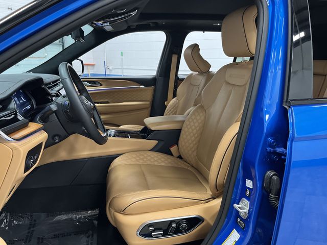 2023 Jeep Grand Cherokee Summit photo 4