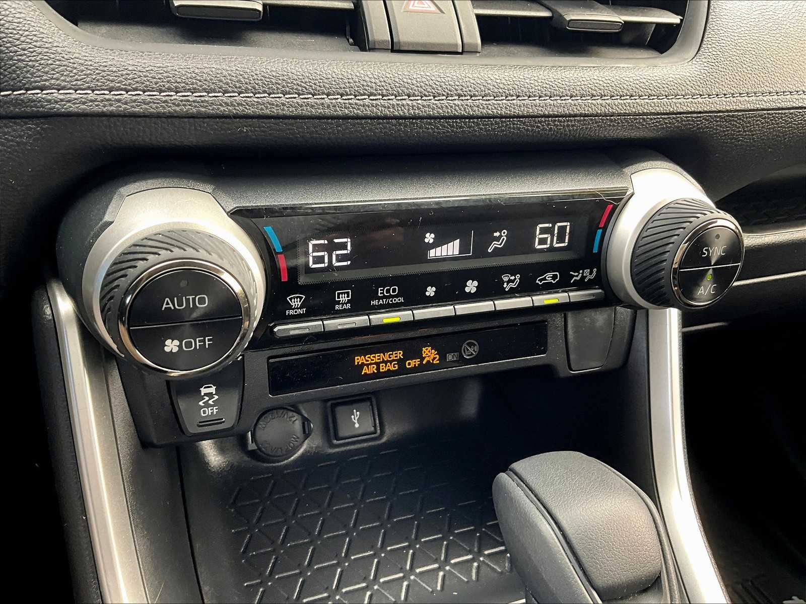 2021 Toyota RAV4 XLE photo 26