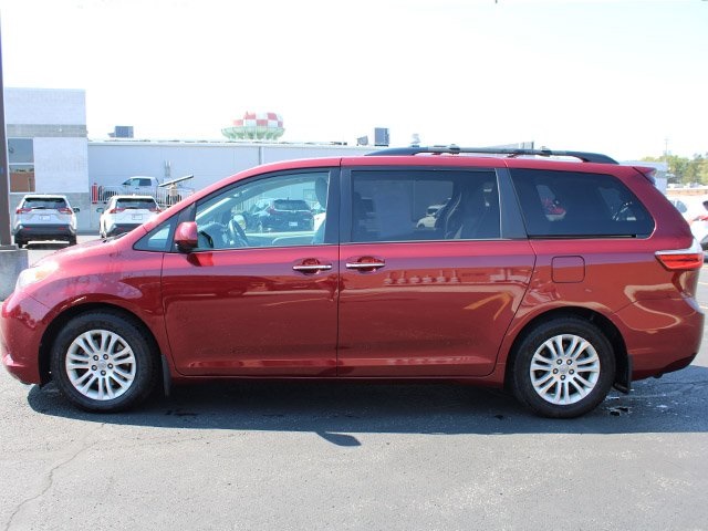 2017 Toyota Sienna XLE photo 9