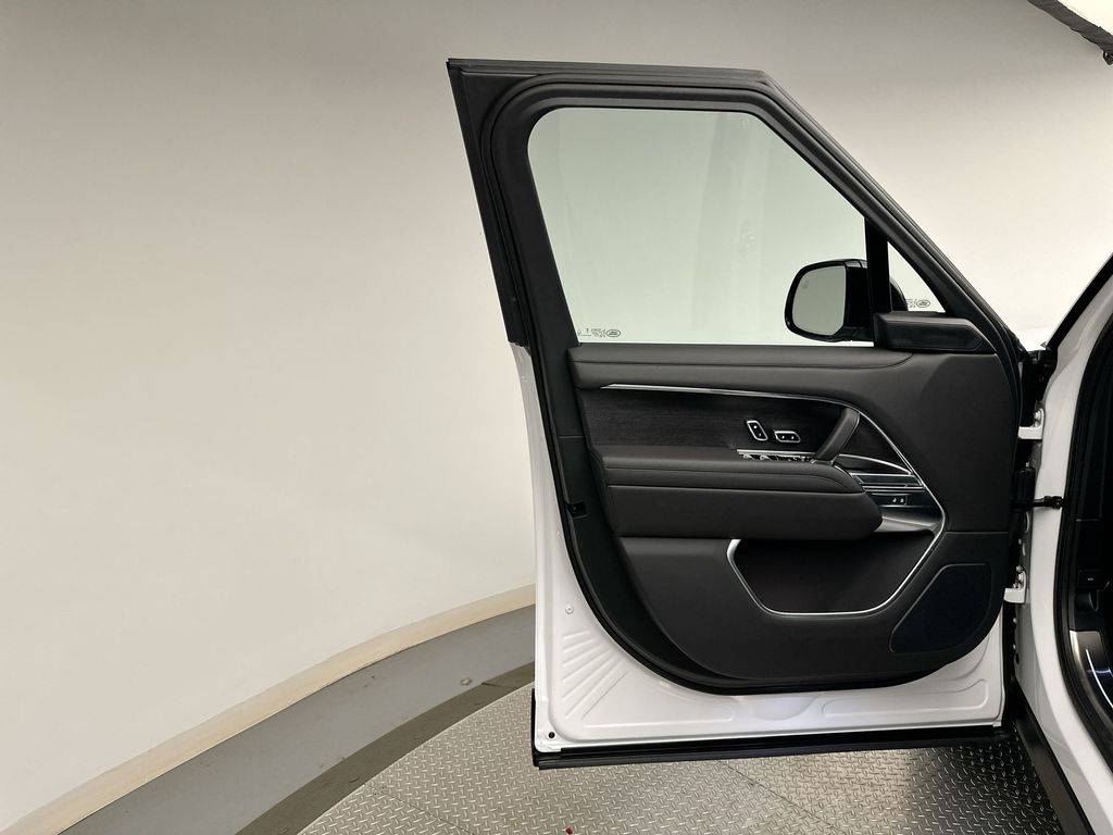 2025 Land Rover Range Rover SE photo 9