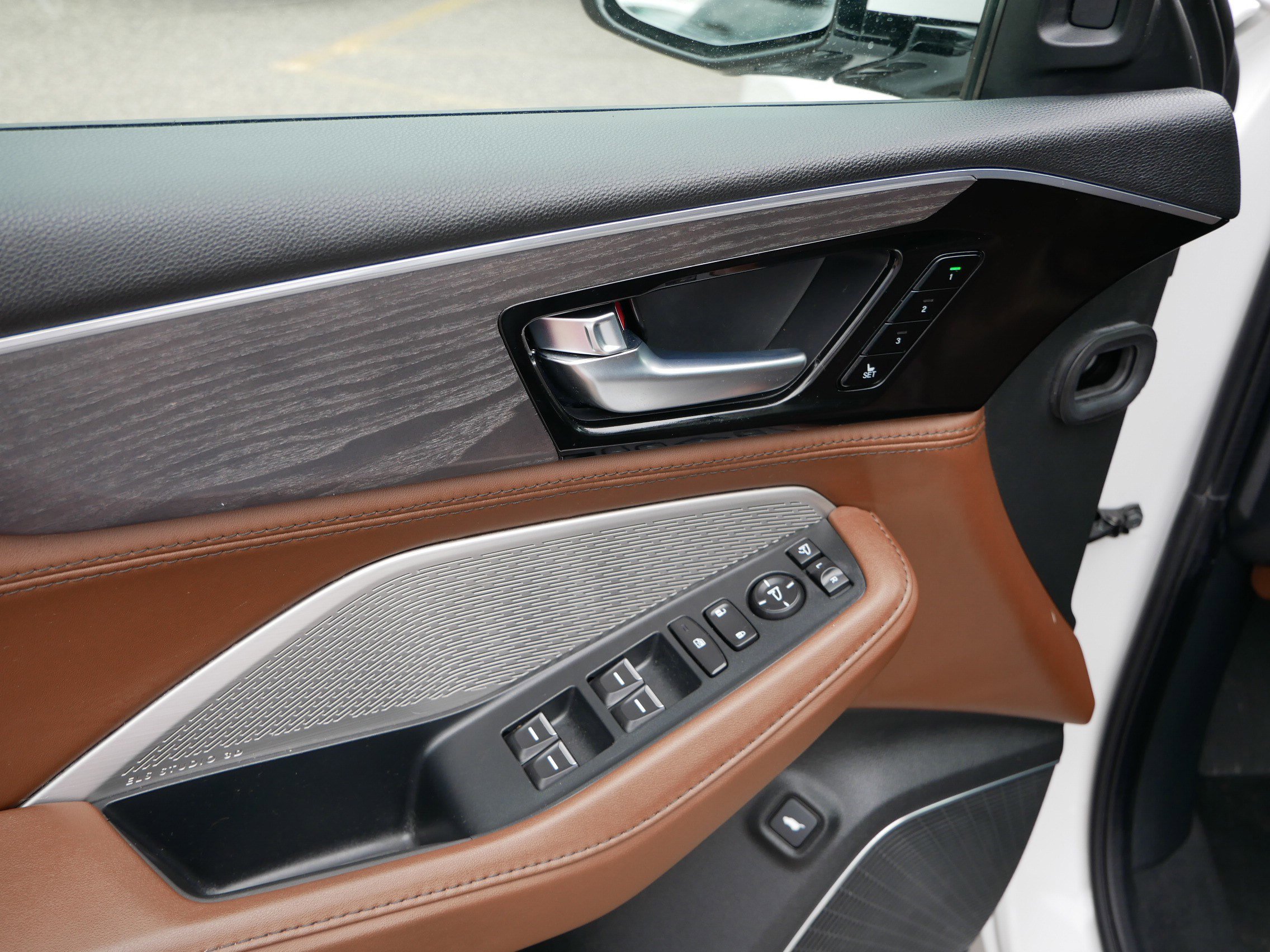 2023 Acura MDX SH-AWD Advance photo 18
