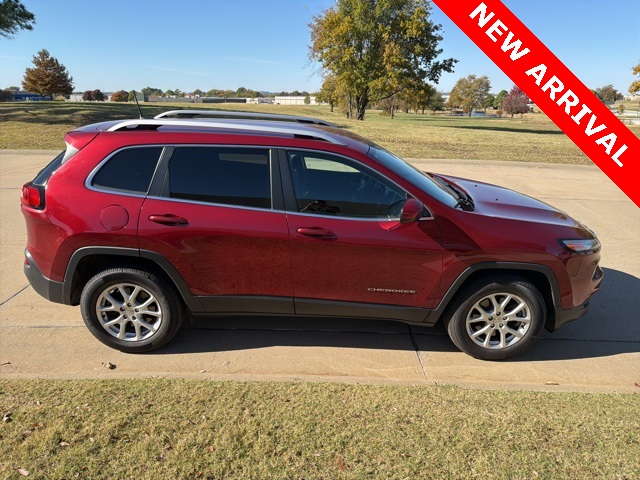 2016 Jeep Cherokee Latitude photo 2