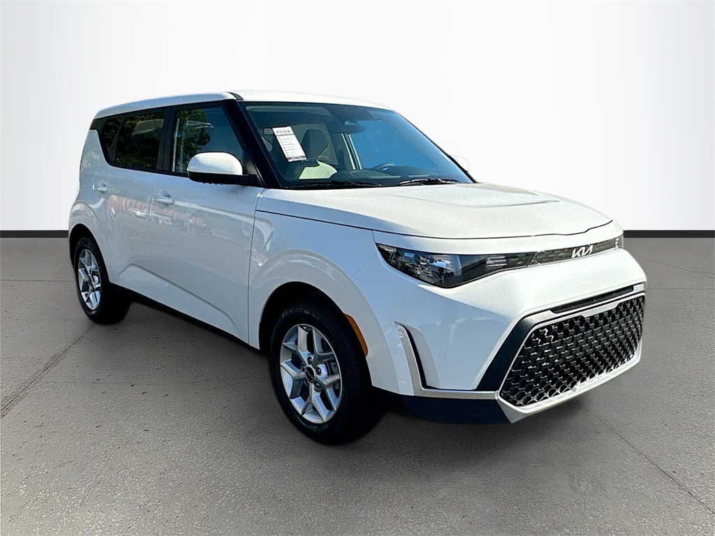 2025 Kia Soul LX's photo