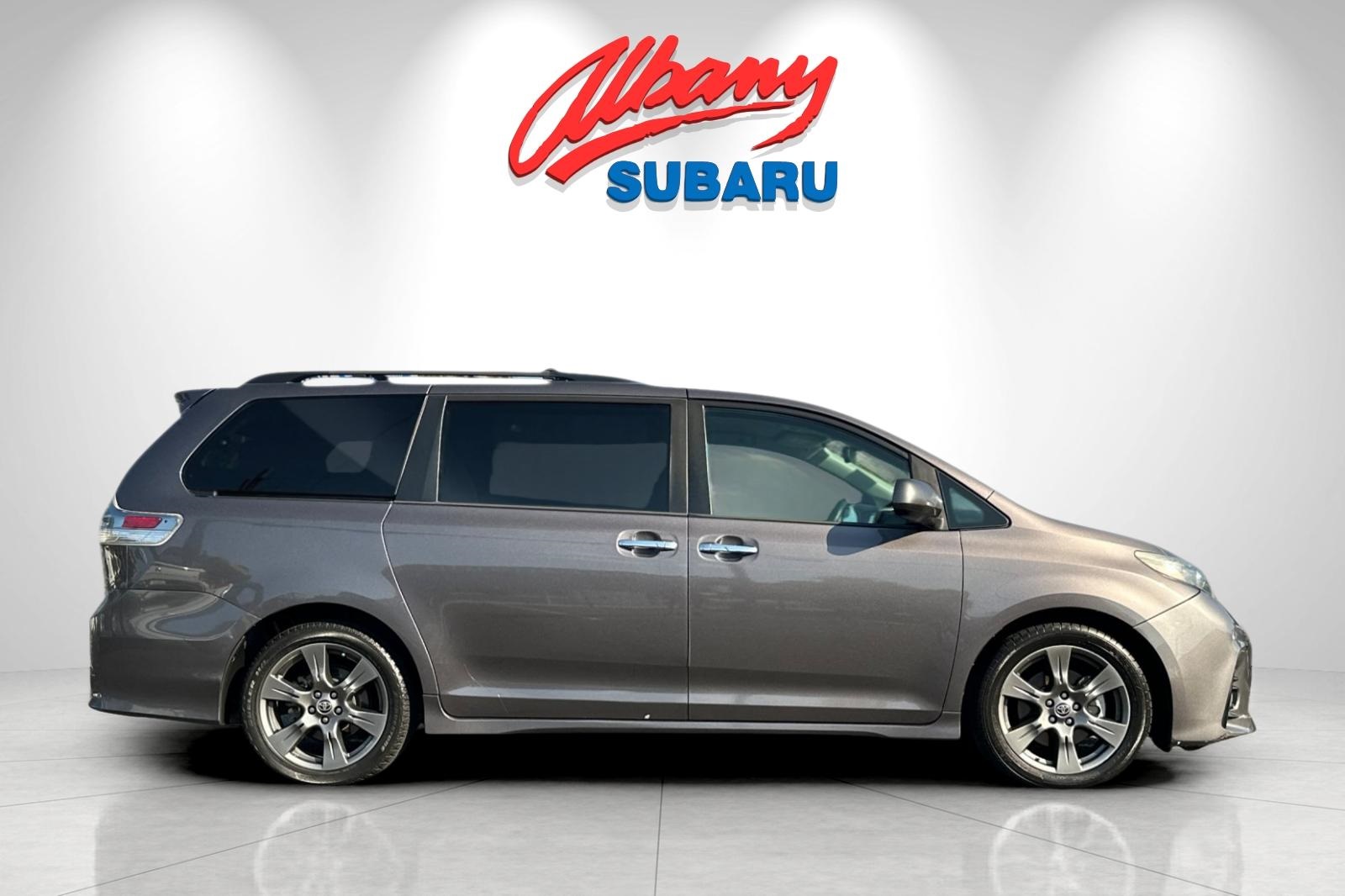 2020 Toyota Sienna SE photo 3