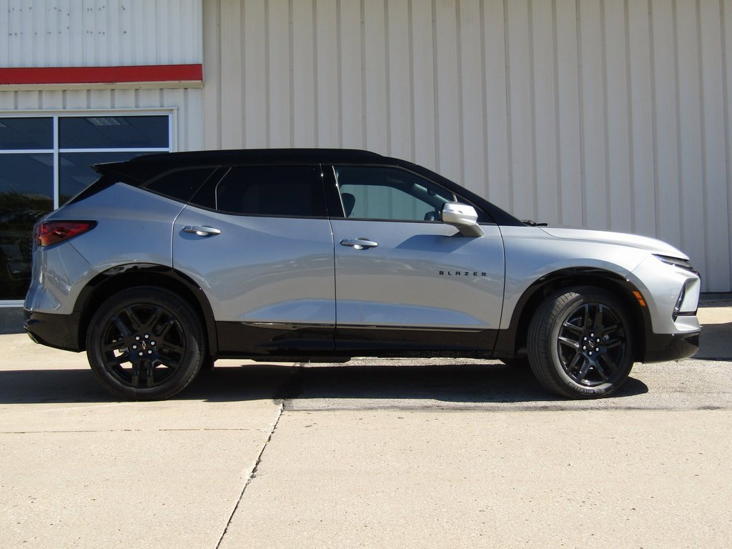 2025 Chevrolet Blazer RS photo 2