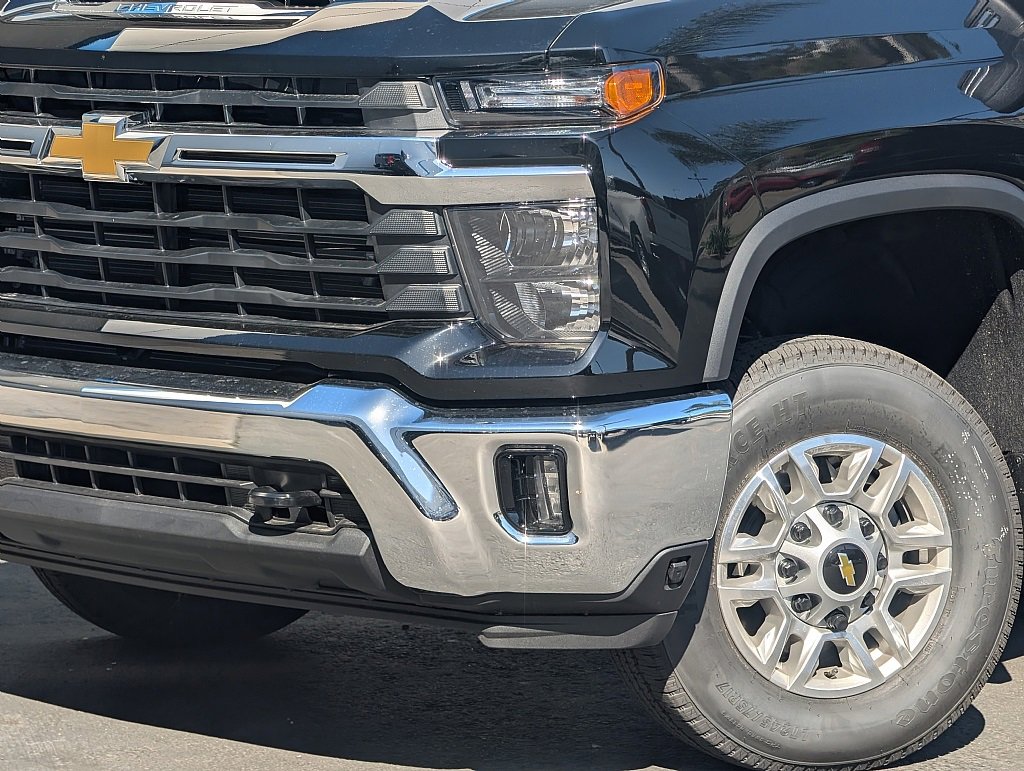 2025 Chevrolet Silverado 2500HD LT photo 3