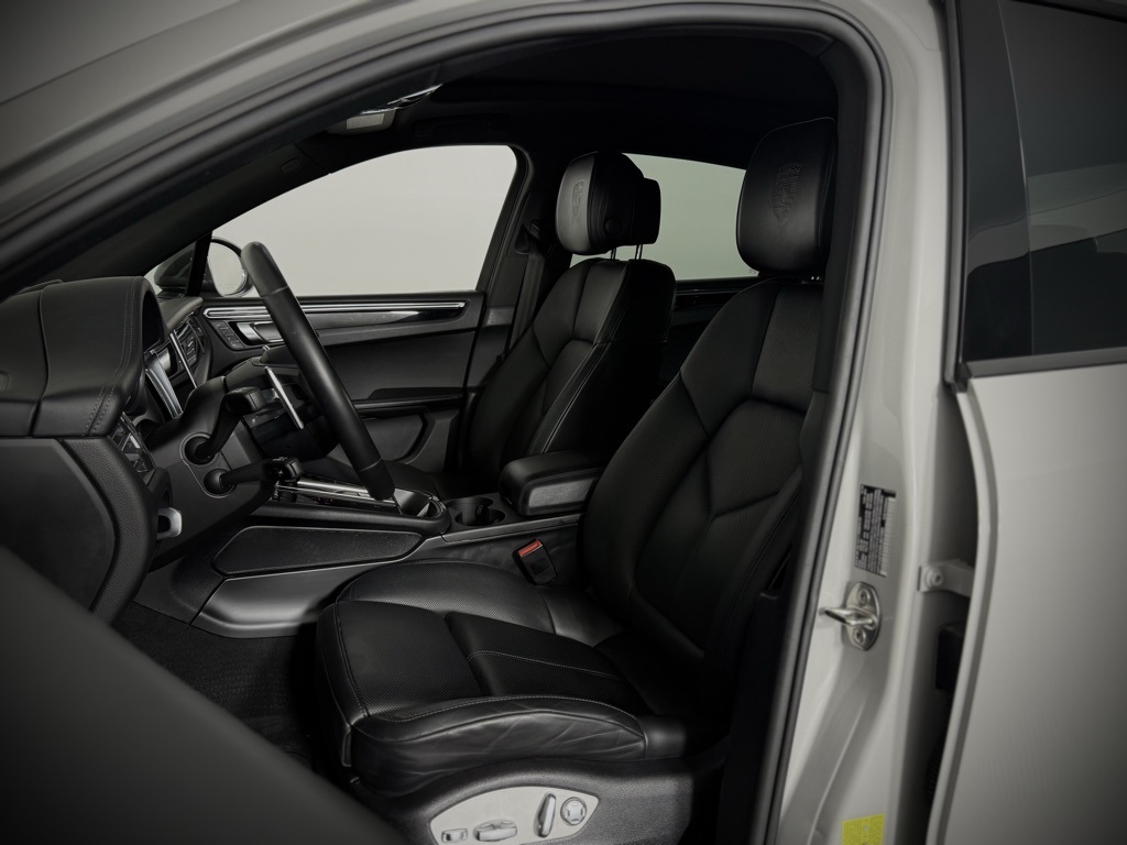 2025 Porsche Macan T photo 5