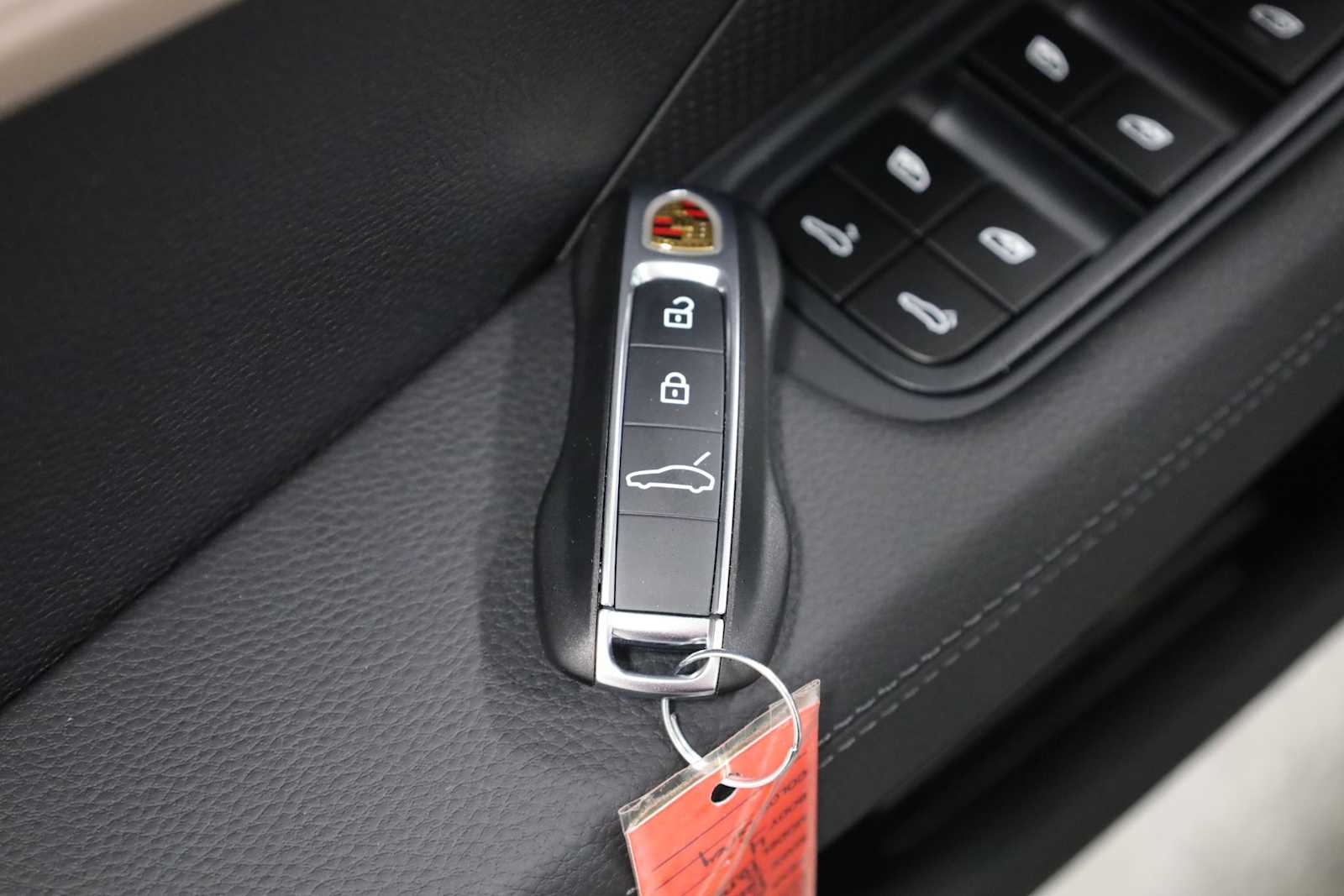 2025 Porsche Panamera 4 photo 34