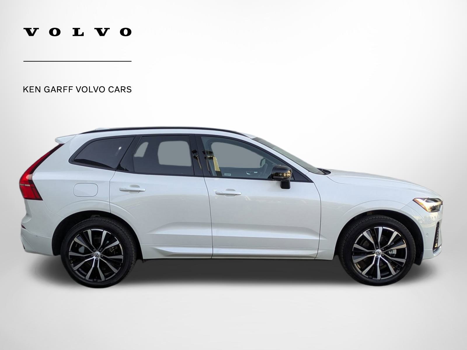 2025 Volvo XC60 Plus photo 2