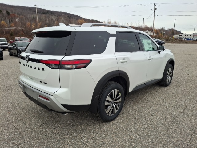 2025 Nissan Pathfinder SL photo 2
