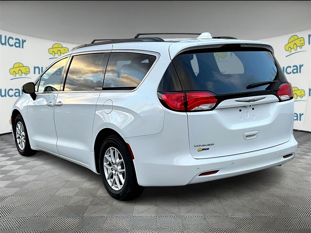 2020 Chrysler Voyager LXi photo 4