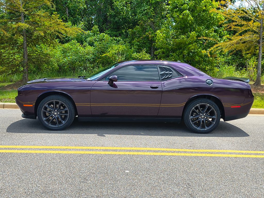 2022 Dodge Challenger SXT photo 2