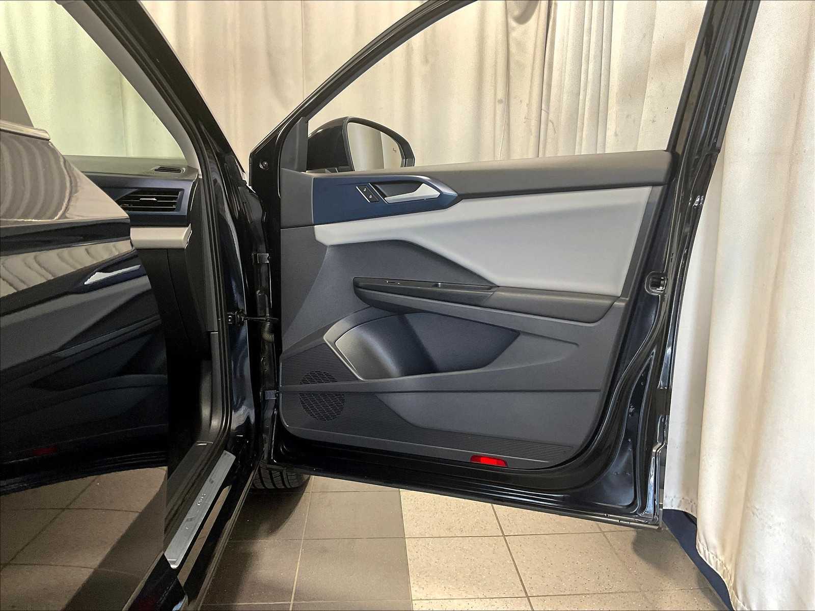 2022 Volkswagen Taos SE photo 8