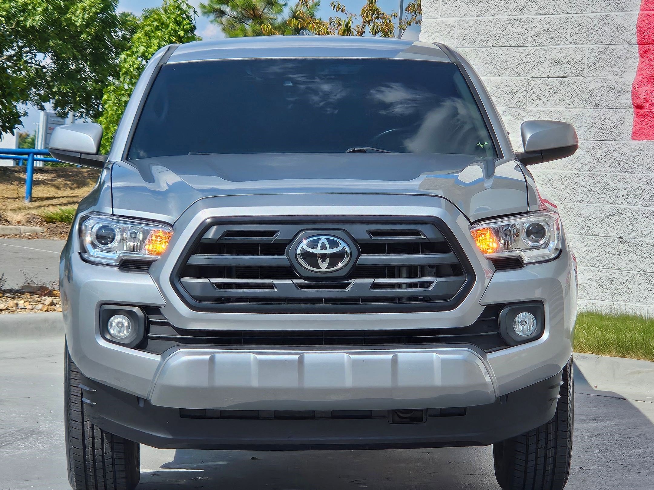 Used 2019 Toyota Tacoma SR5 with VIN 5TFAX5GN7KX147229 for sale in Little Rock