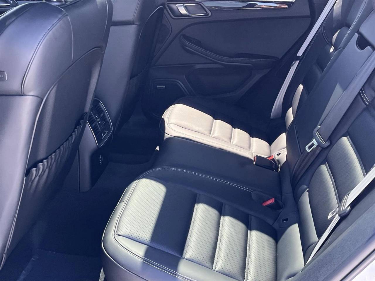 2025 Porsche Macan T photo 29