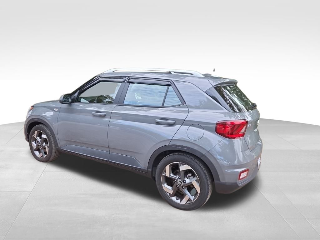2023 Hyundai Venue SEL photo 2