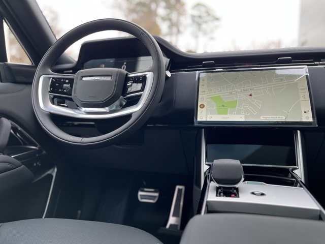 2025 Land Rover Range Rover SE photo 5