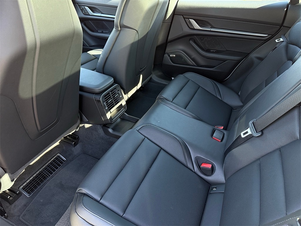 2025 Porsche Taycan photo 31