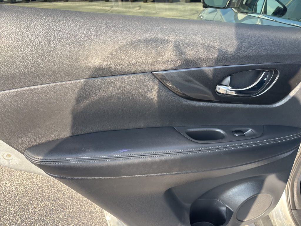 2018 Nissan Rogue SV photo 23