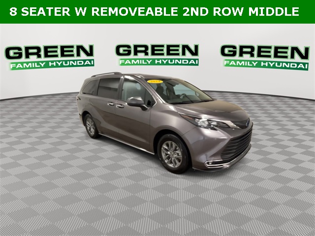 2024 Toyota Sienna XLE photo 2